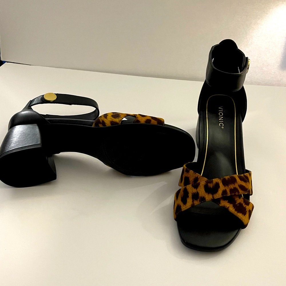 Vionic suede sandals leopard print size 9